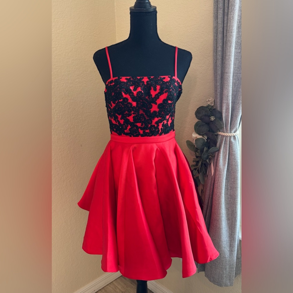 NEW Dave & Johnny RED Short Christmas / Cocktail Dress / Prom - Size 1/2 $495